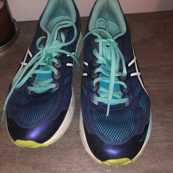 Women’s ASICS shoes - Picture 2 of 4